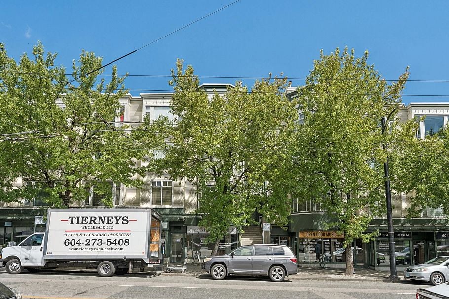 410 3727 W 10th Avenue Vancouver, BC - 1