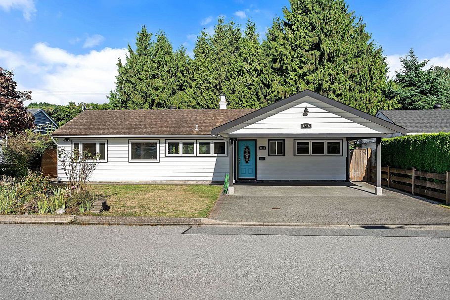 1216 Pinewood Crescent North Vancouver, BC - 1