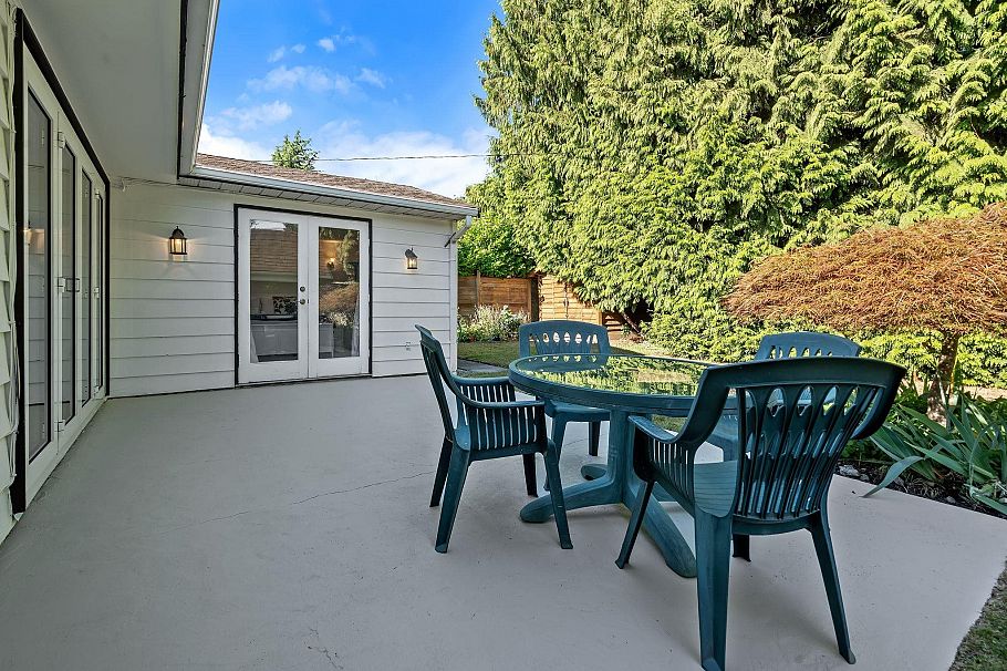 1216 Pinewood Crescent North Vancouver, BC - 27