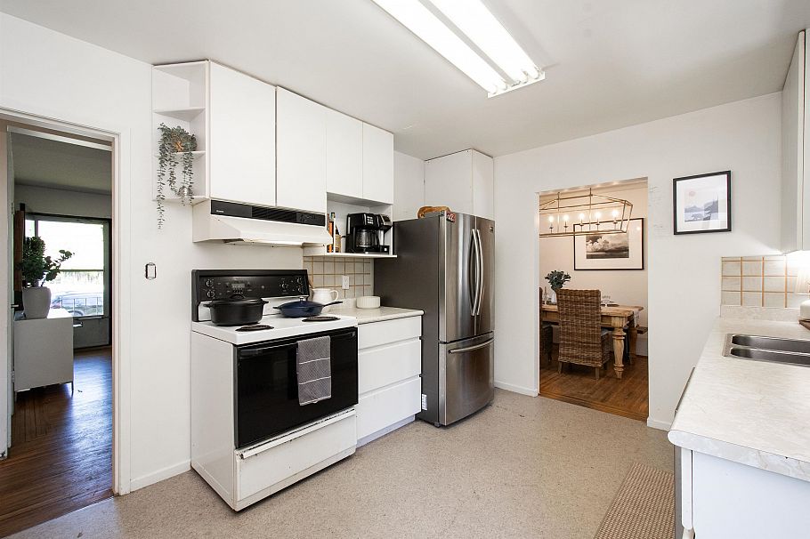 361 W 19th Street North Vancouver, BC - 10