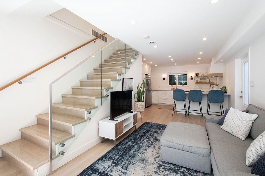 361 W 19th Street North Vancouver, BC - 23