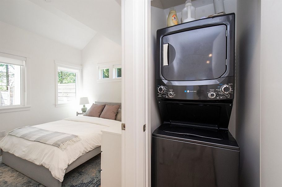 361 W 19th Street North Vancouver, BC - 32