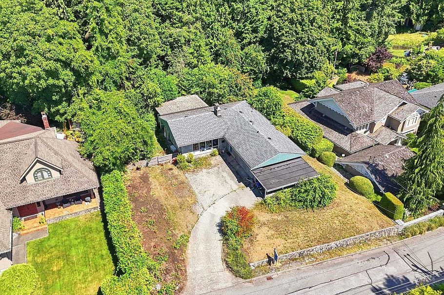 3922 Sunnycrest Drive North Vancouver, BC - 1