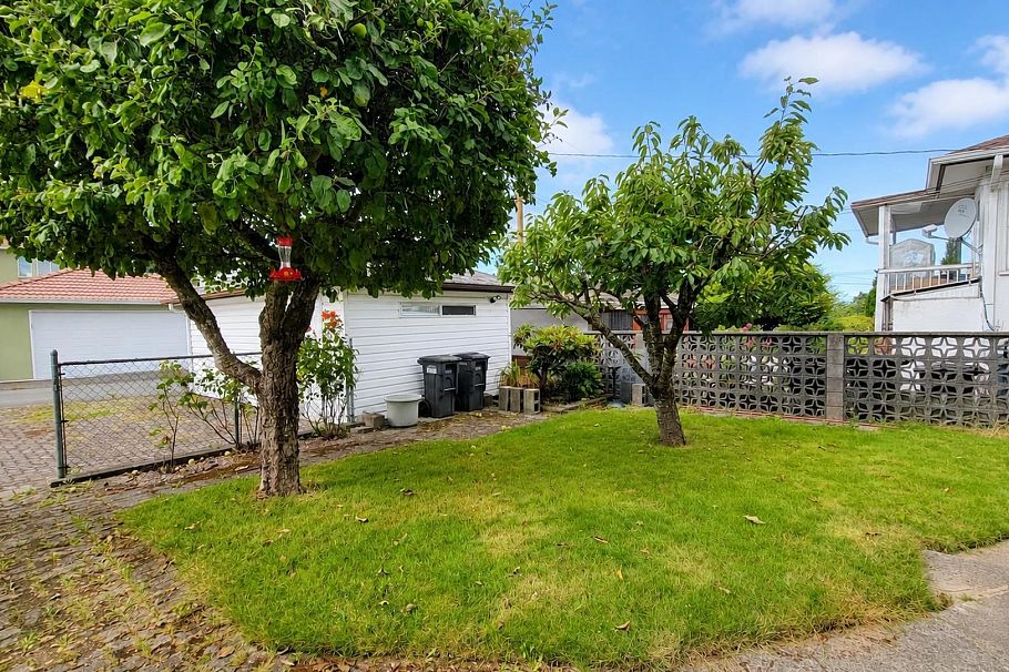 2748 E 6th Avenue Vancouver, BC - 39