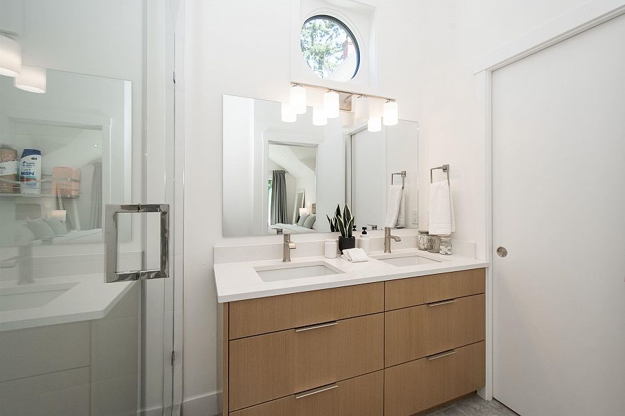 361 W 19th Street North Vancouver, BC - 39