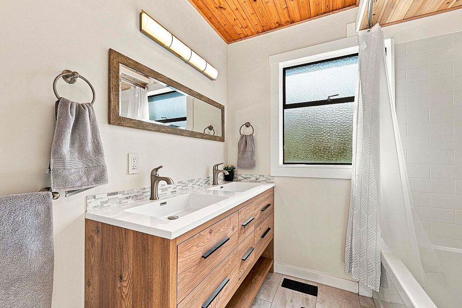 877 Old Lillooet Road North Vancouver, BC - 26