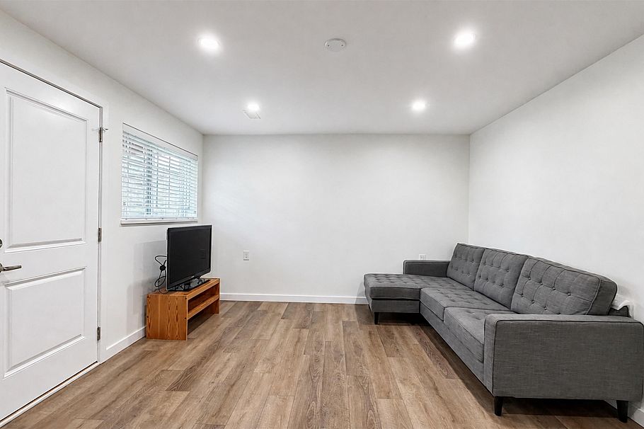 2184 E 35th Avenue Vancouver, BC - 20