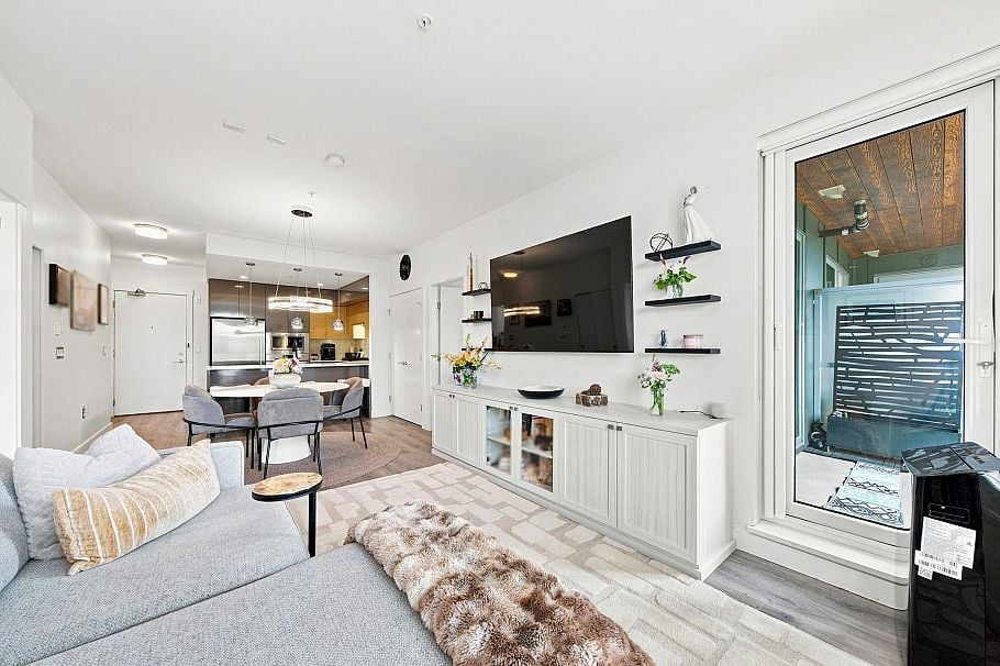 401 1327 Draycott Road North Vancouver, BC - 11