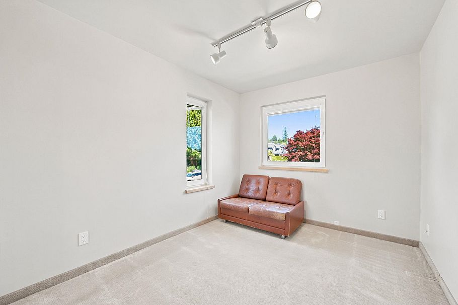 305 E 17th Street North Vancouver, BC - 26