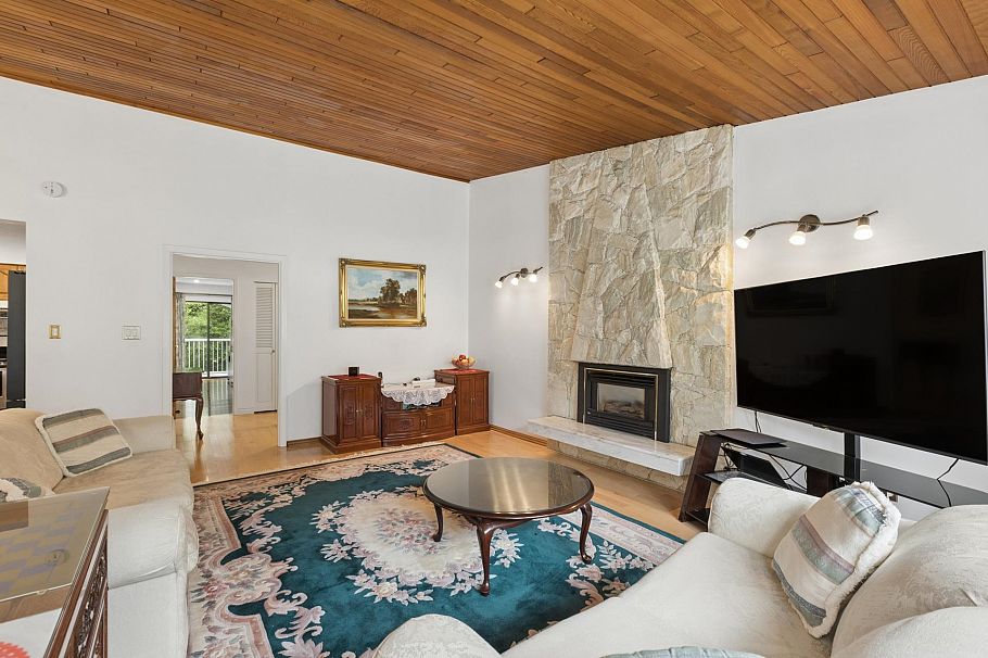 5609 White Pine Lane North Vancouver, BC - 5