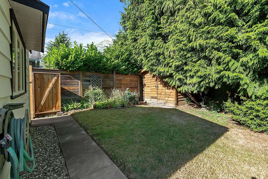 1216 Pinewood Crescent North Vancouver, BC - 32