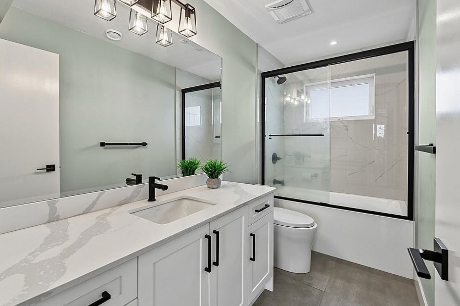 1324 W 15th Street North Vancouver, BC - 20