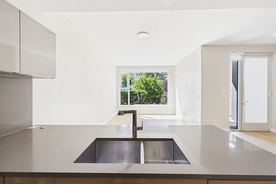 1573 W 57 Avenue Vancouver, BC - 14