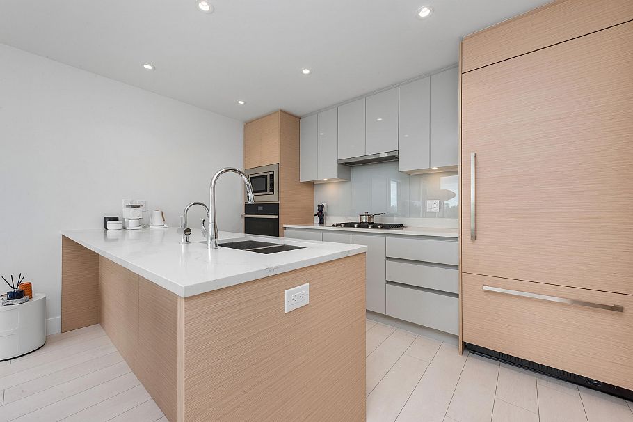 560 8575 Rivergrass Drive Vancouver, BC - 9