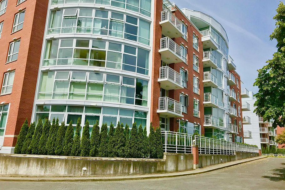212 688 Fairchild Road Vancouver, BC - 3