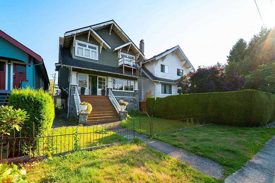 3144 W 7th Avenue Vancouver, BC - 1