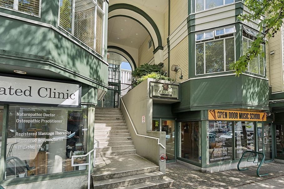 410 3727 W 10th Avenue Vancouver, BC - 2