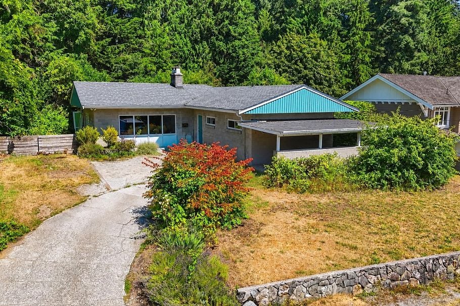 3922 Sunnycrest Drive North Vancouver, BC - 2