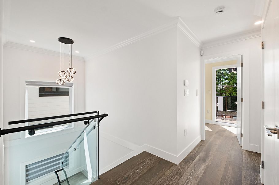 812 Montroyal Boulevard North Vancouver, BC - 12