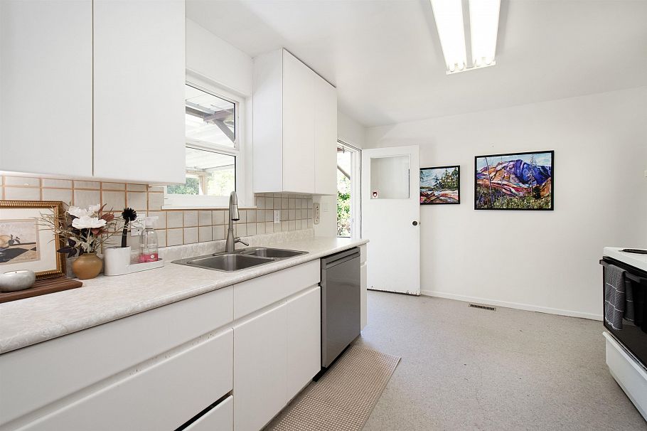 361 W 19th Street North Vancouver, BC - 8