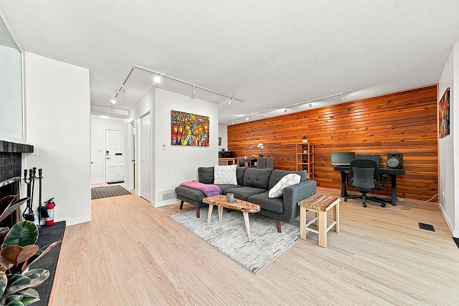 877 Old Lillooet Road North Vancouver, BC - 1