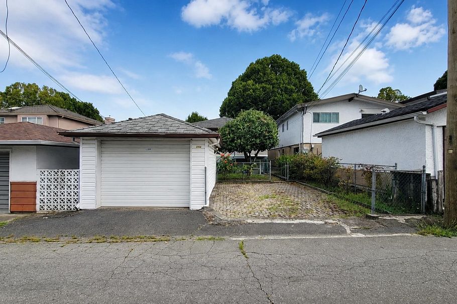 2748 E 6th Avenue Vancouver, BC - 37