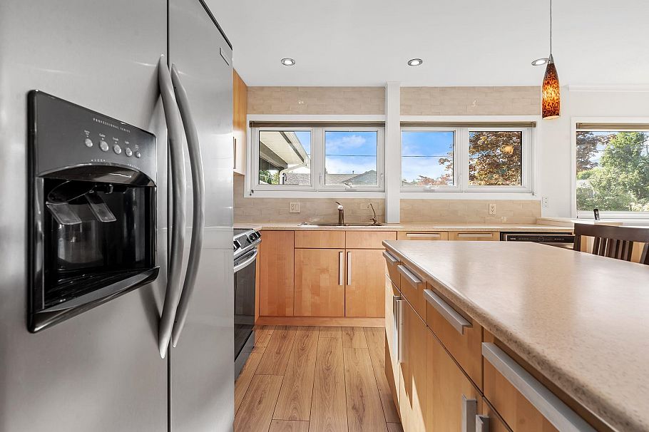 1216 Pinewood Crescent North Vancouver, BC - 7