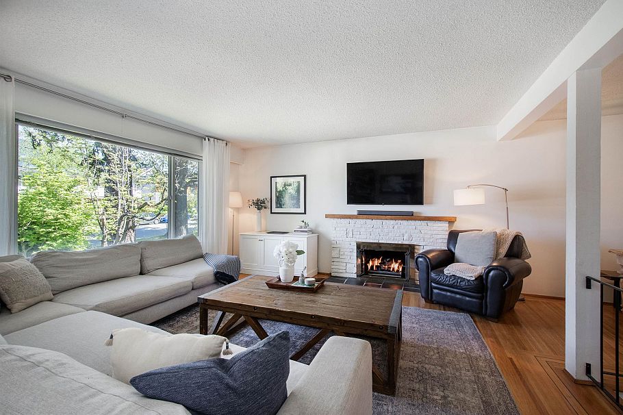 361 W 19th Street North Vancouver, BC - 3