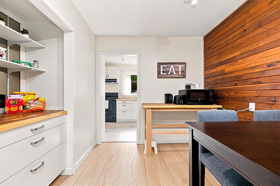 877 Old Lillooet Road North Vancouver, BC - 12