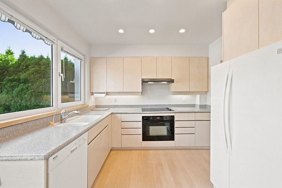305 E 17th Street North Vancouver, BC - 16