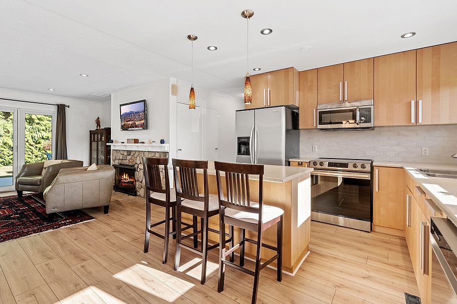 1216 Pinewood Crescent North Vancouver, BC - 6