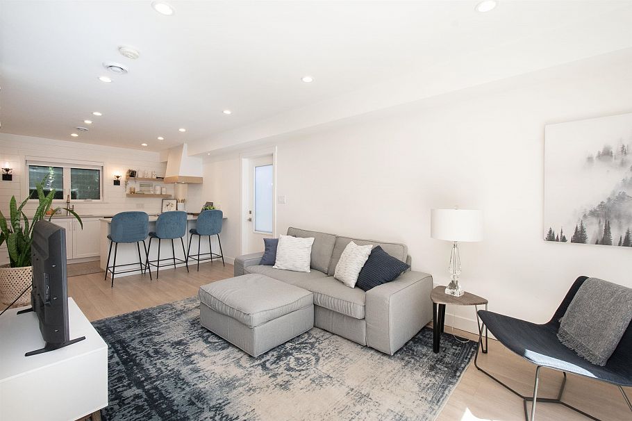 361 W 19th Street North Vancouver, BC - 25