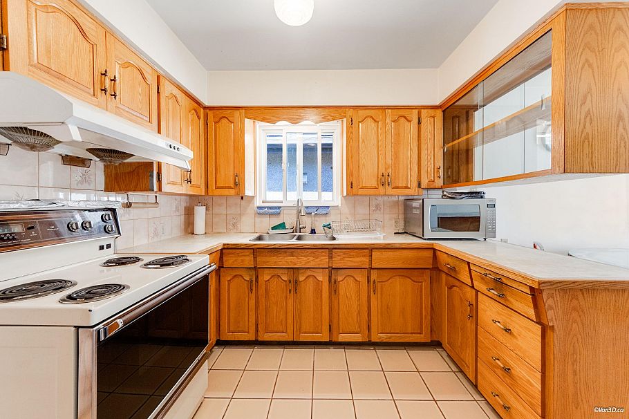 25 E 47th Avenue Vancouver, BC - 4