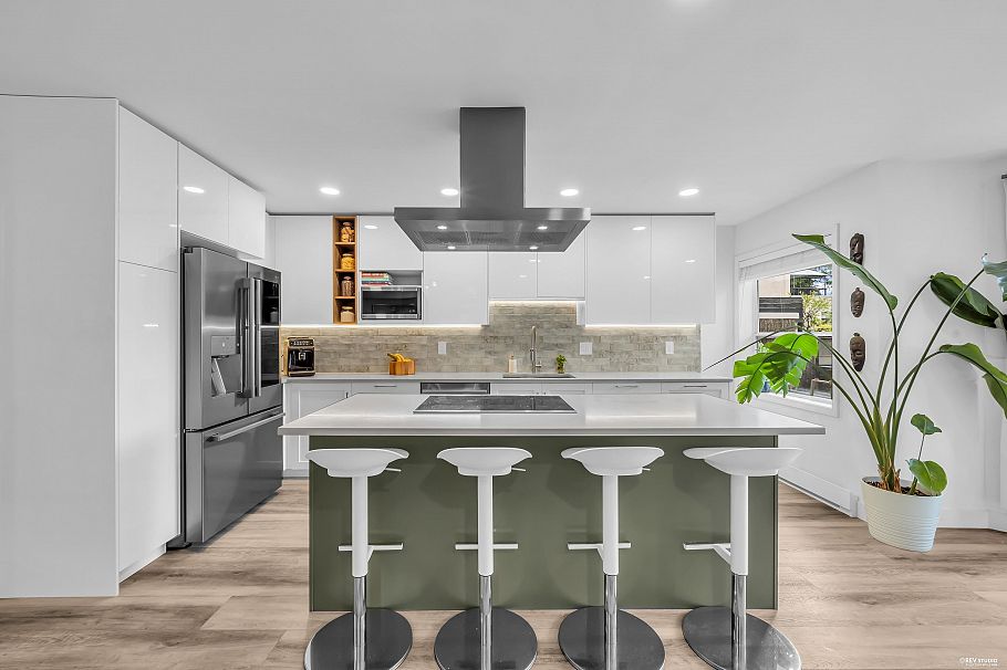 604 1500 Ostler Court North Vancouver, BC - 12