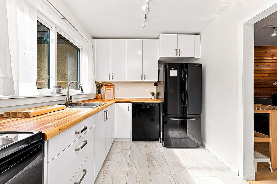 877 Old Lillooet Road North Vancouver, BC - 17