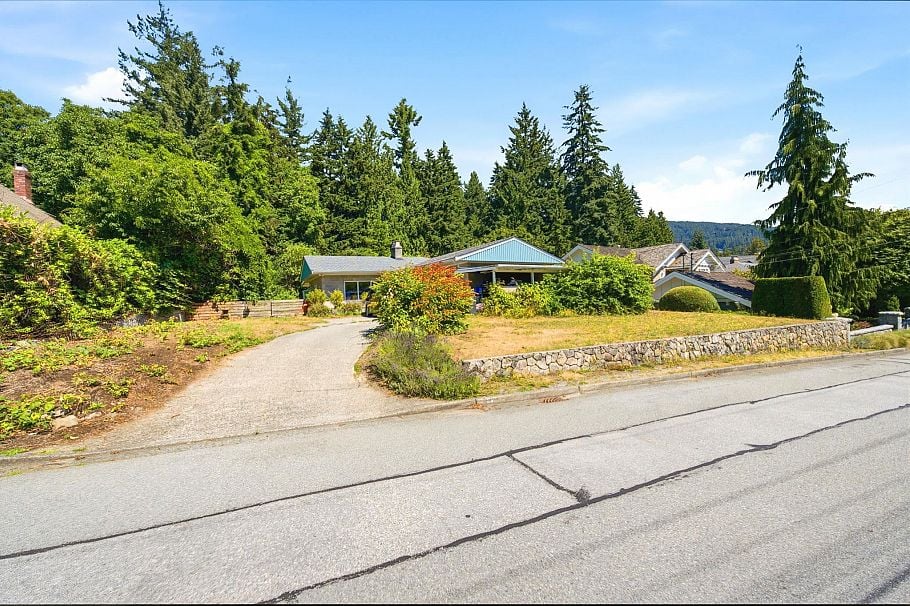 3922 Sunnycrest Drive North Vancouver, BC - 5