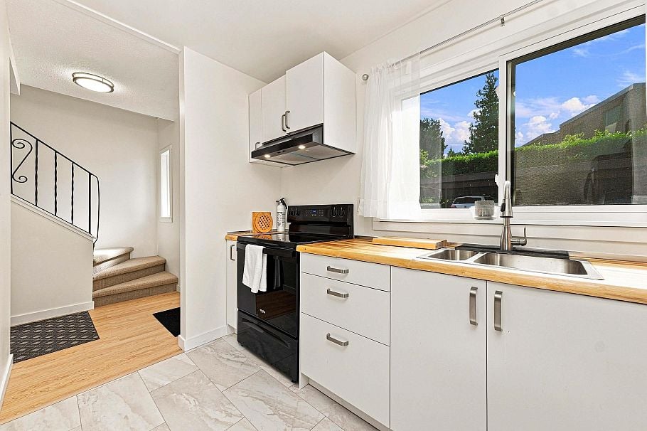 877 Old Lillooet Road North Vancouver, BC - 18