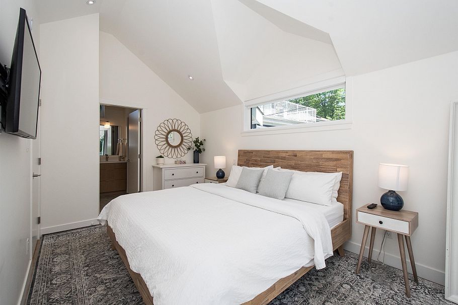 361 W 19th Street North Vancouver, BC - 35