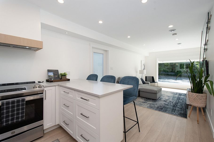 361 W 19th Street North Vancouver, BC - 30