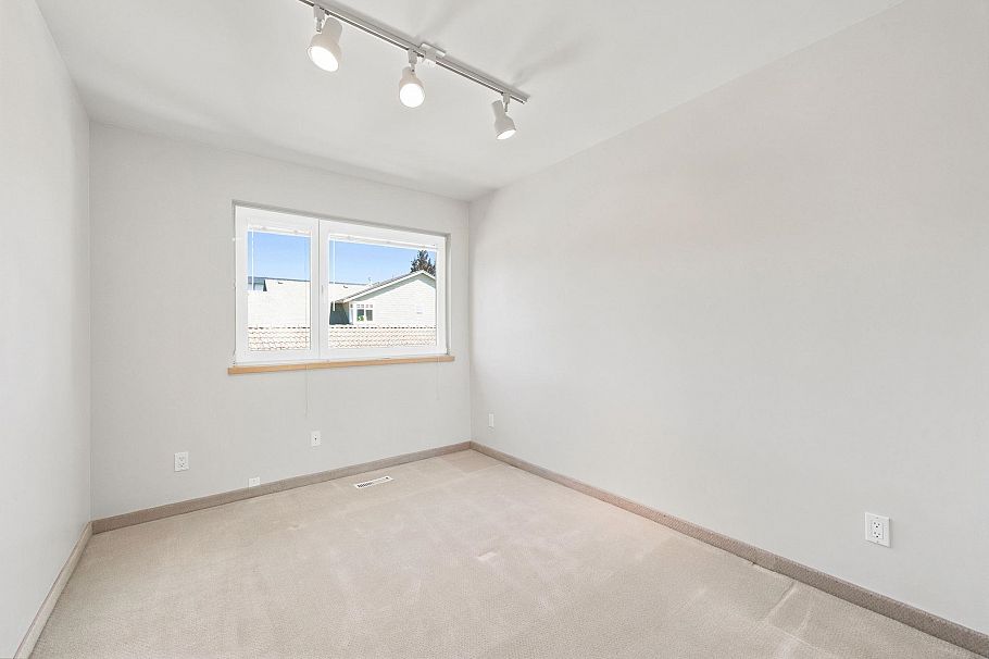 305 E 17th Street North Vancouver, BC - 28