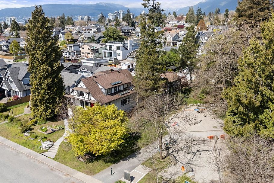 628 E 5th Street North Vancouver, BC - 40