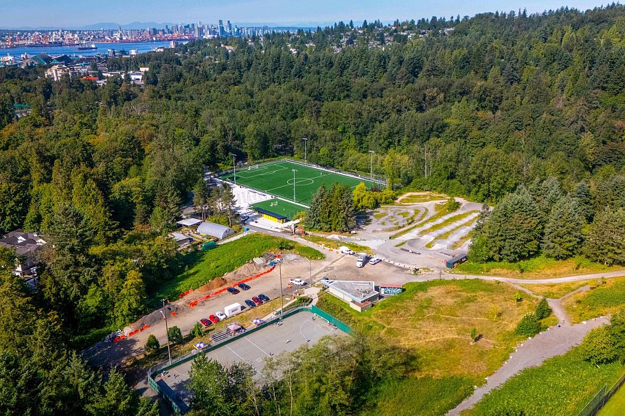 877 Old Lillooet Road North Vancouver, BC - 36