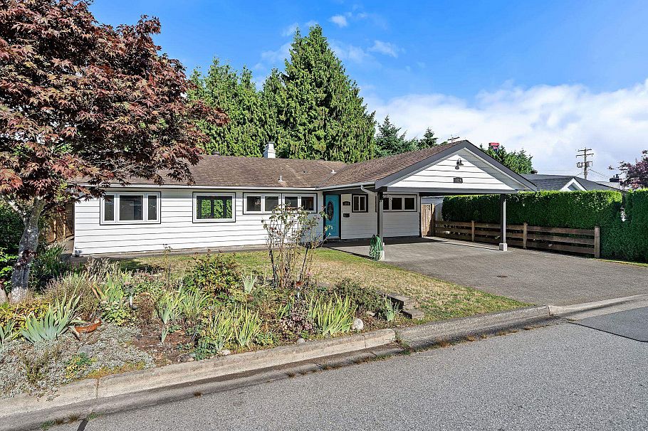 1216 Pinewood Crescent North Vancouver, BC - 3