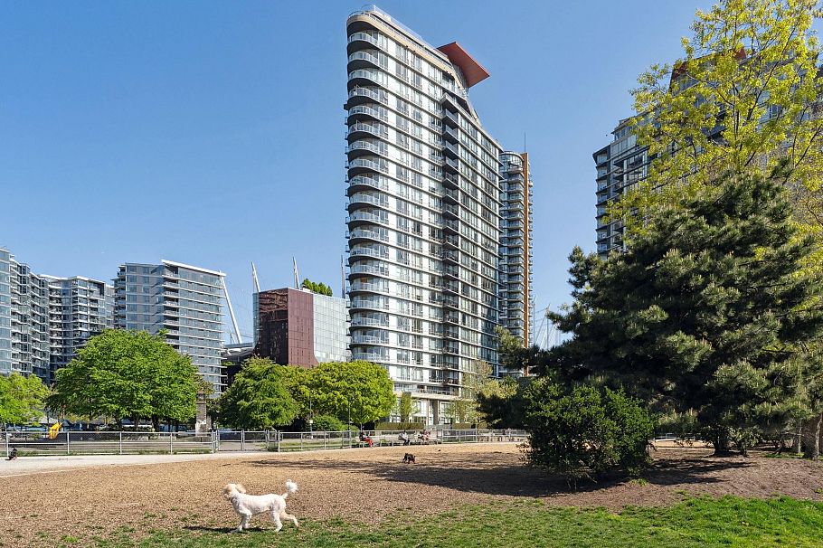 2106 918 Cooperage Way Vancouver, BC - 1