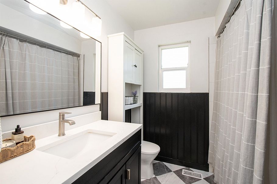 361 W 19th Street North Vancouver, BC - 11