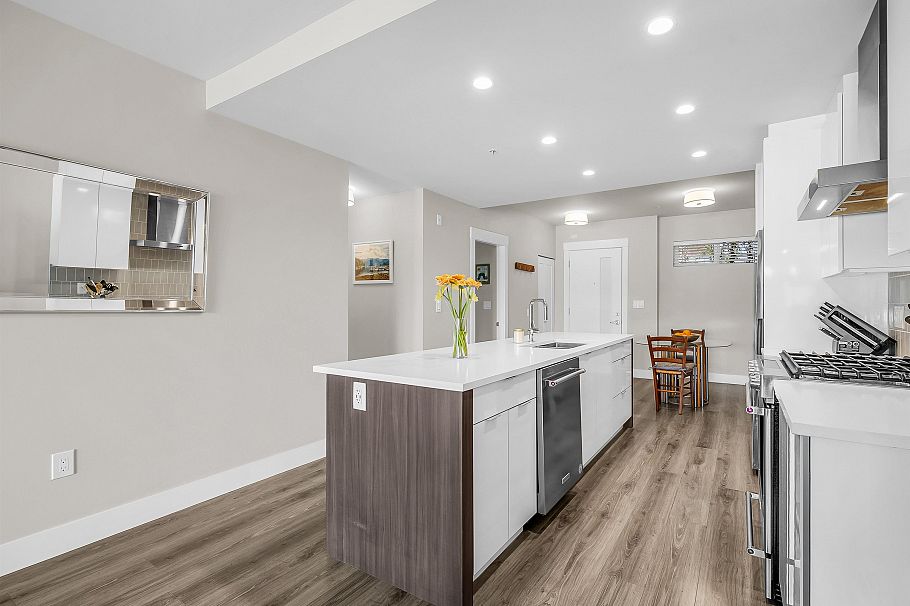 401 1496 Charlotte Road North Vancouver, BC - 9