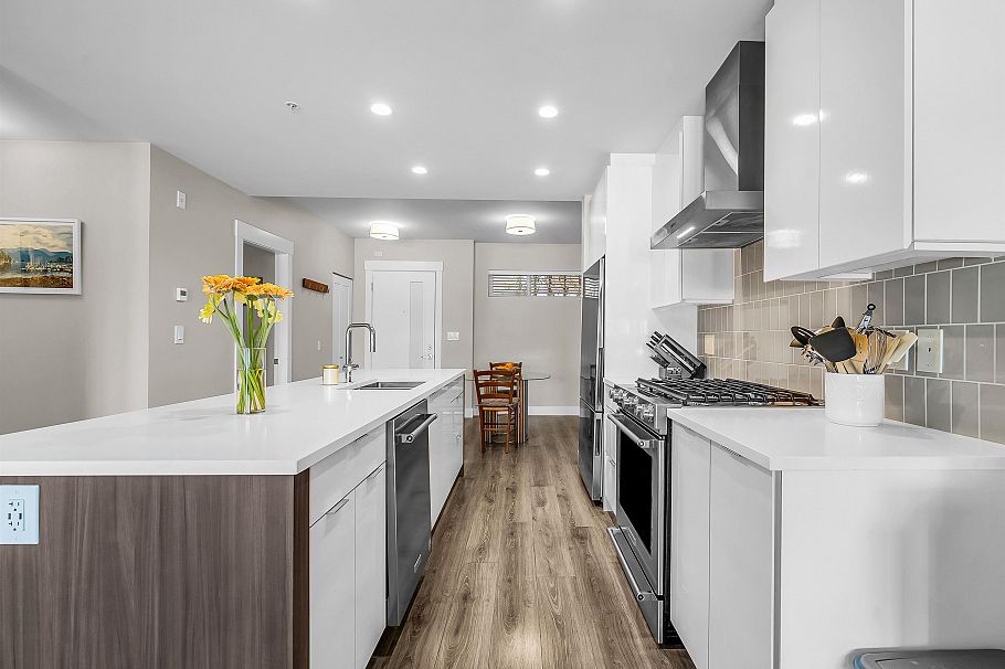 401 1496 Charlotte Road North Vancouver, BC - 1