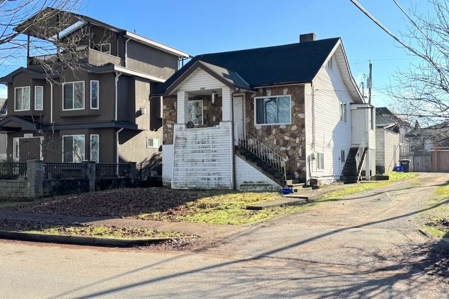 3006 E 25th Avenue Vancouver, BC - 2
