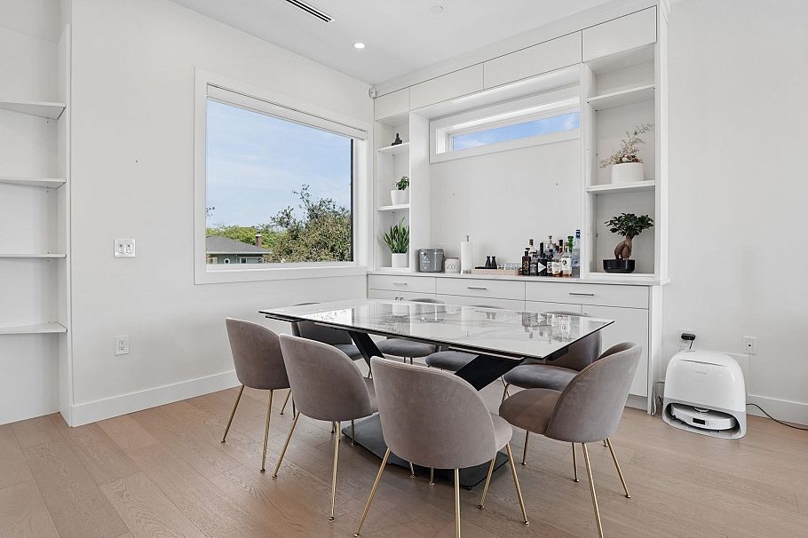 72 E 57th Avenue Vancouver, BC - 5