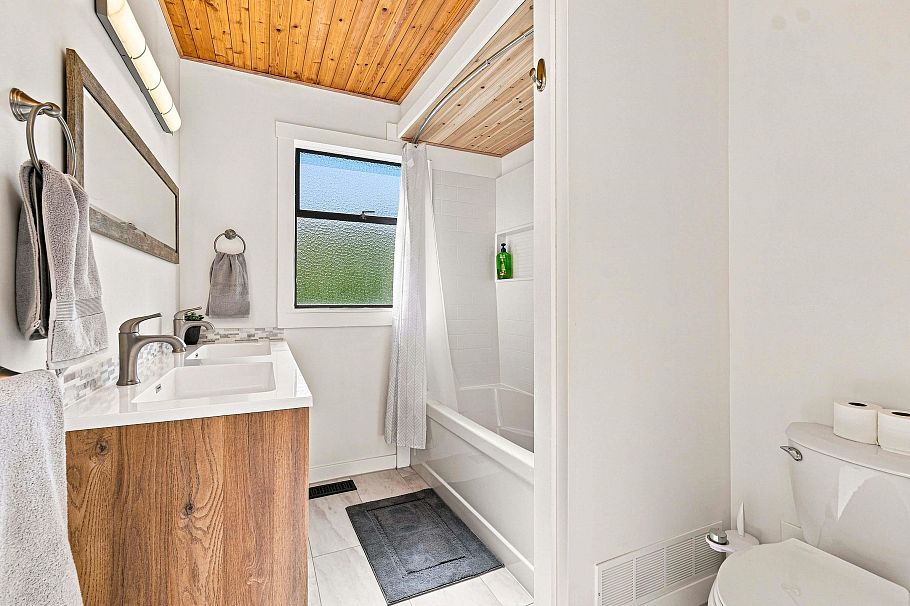 877 Old Lillooet Road North Vancouver, BC - 25